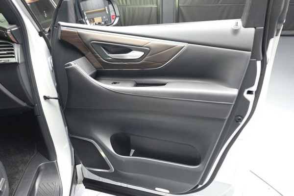 2024 Toyota Alphard с пробегом 11 724 км