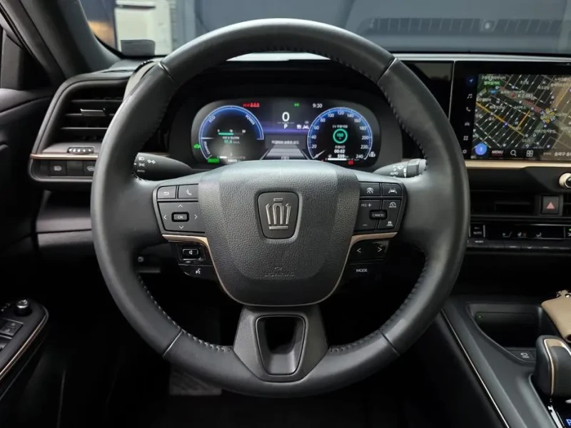 2023 Toyota Crown с пробегом 18 693 км