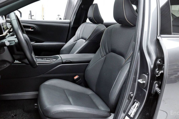 2023 Toyota Crown с пробегом 27 322 км