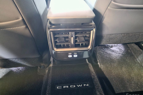 2024 Toyota Crown с пробегом 9 747 км