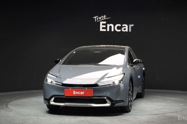 2025 Toyota Prius с пробегом 975 км