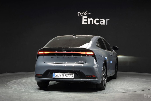 2025 Toyota Prius с пробегом 975 км