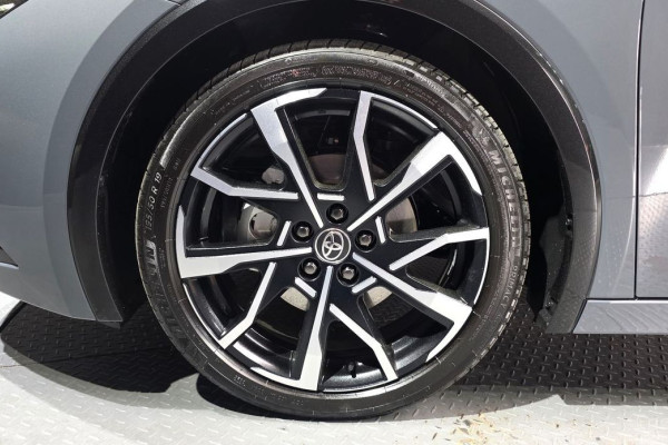 2025 Toyota Prius с пробегом 975 км