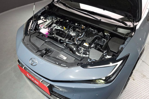 2025 Toyota Prius с пробегом 975 км