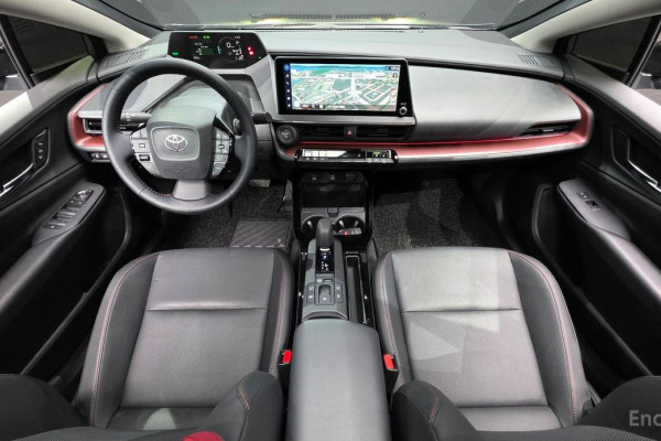 2025 Toyota Prius с пробегом 975 км