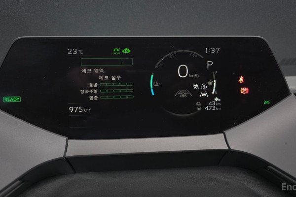 2025 Toyota Prius с пробегом 975 км