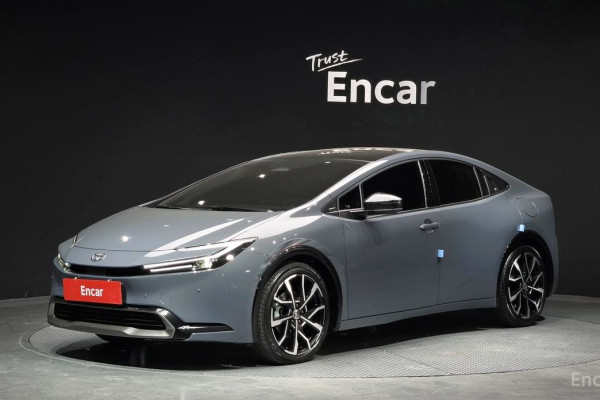 2025 Toyota Prius с пробегом 975 км