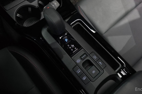 2025 Toyota Prius с пробегом 975 км