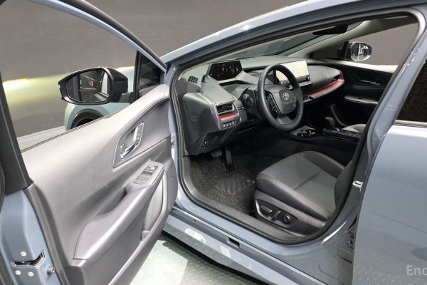 2025 Toyota Prius с пробегом 975 км