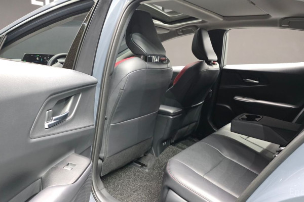 2025 Toyota Prius с пробегом 975 км