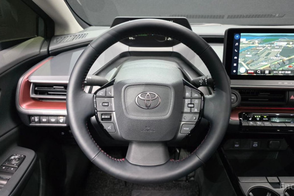 2025 Toyota Prius с пробегом 975 км