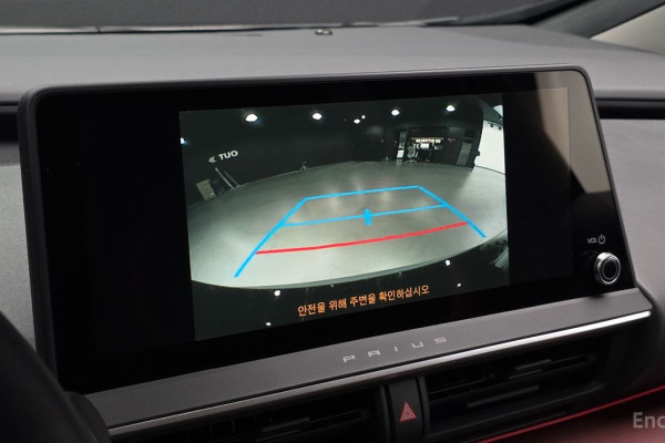 2025 Toyota Prius с пробегом 975 км