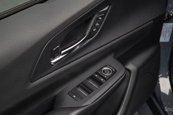 2025 Toyota Prius с пробегом 975 км