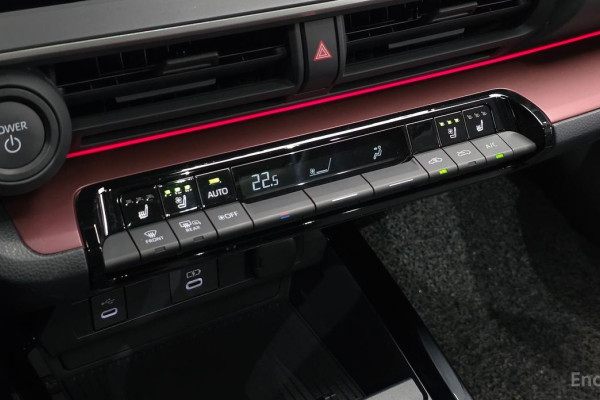 2025 Toyota Prius с пробегом 975 км