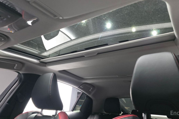 2025 Toyota Prius с пробегом 975 км