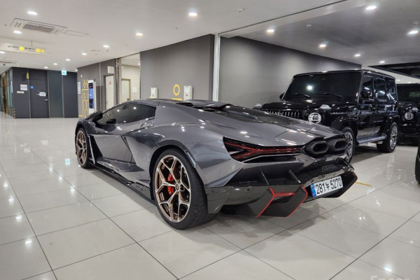 2025 Lamborghini Revuelto с пробегом 270 км