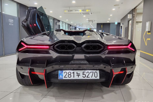 2025 Lamborghini Revuelto с пробегом 270 км