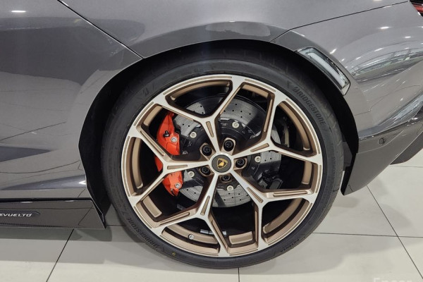 2025 Lamborghini Revuelto с пробегом 270 км