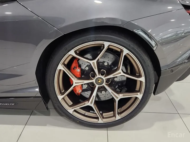 2025 Lamborghini Revuelto с пробегом 270 км