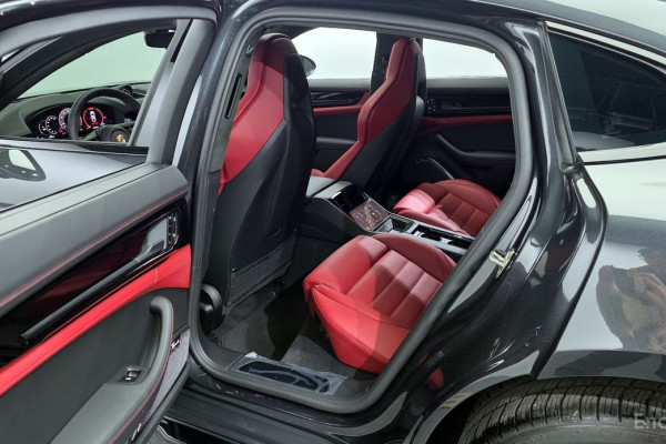 2025 Porsche Panamera с пробегом 2 854 км