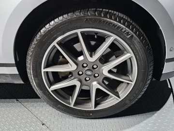 2024 Land Rover Range Rover Velar с пробегом 12 302 км