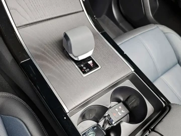 2024 Land Rover Range Rover Velar с пробегом 12 302 км