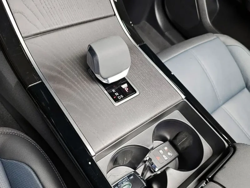 2024 Land Rover Range Rover Velar с пробегом 12 302 км