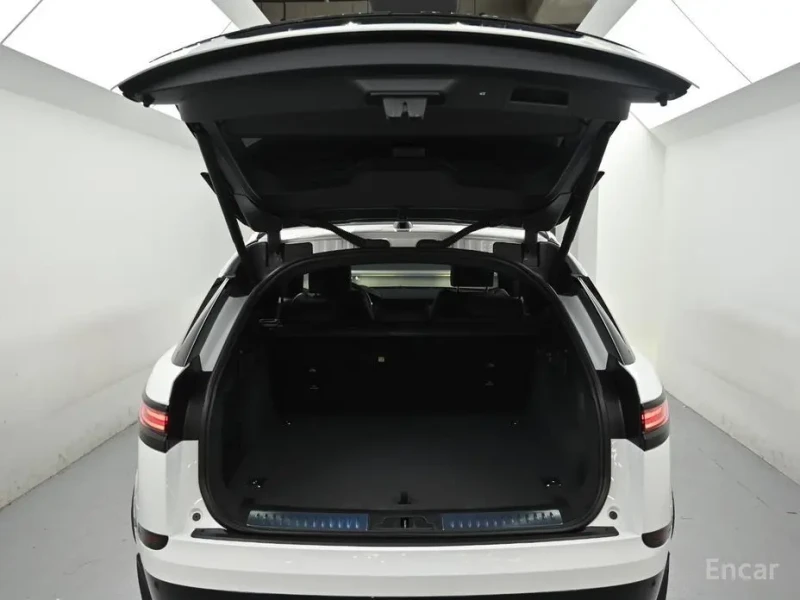 2025 Land Rover Range Rover Velar с пробегом 842 км