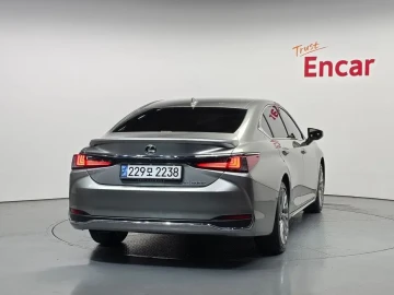 2025 Lexus ES с пробегом 24 592 км