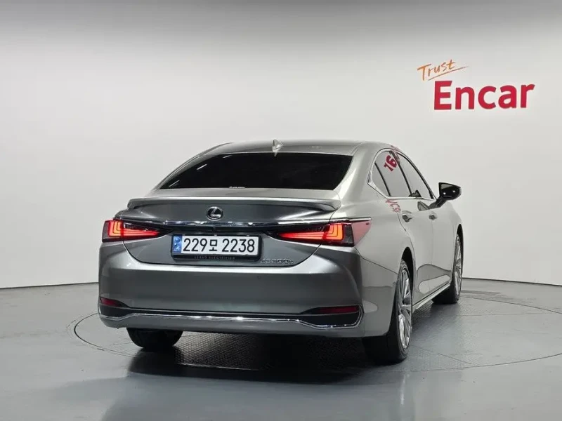 2025 Lexus ES с пробегом 24 592 км