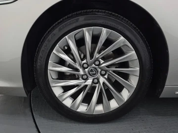 2025 Lexus ES с пробегом 24 592 км