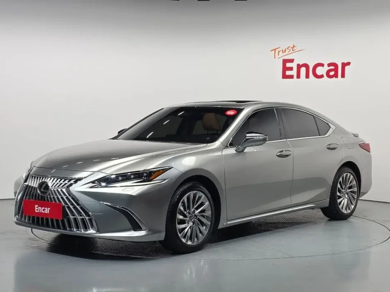 2025 Lexus ES с пробегом 24 592 км