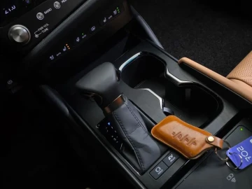 2025 Lexus ES с пробегом 24 592 км