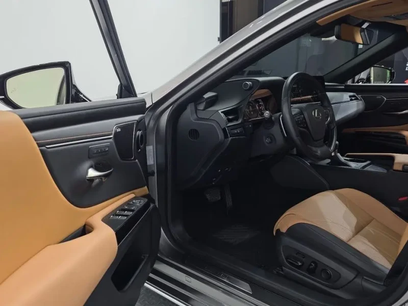 2025 Lexus ES с пробегом 24 592 км