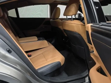 2025 Lexus ES с пробегом 24 592 км