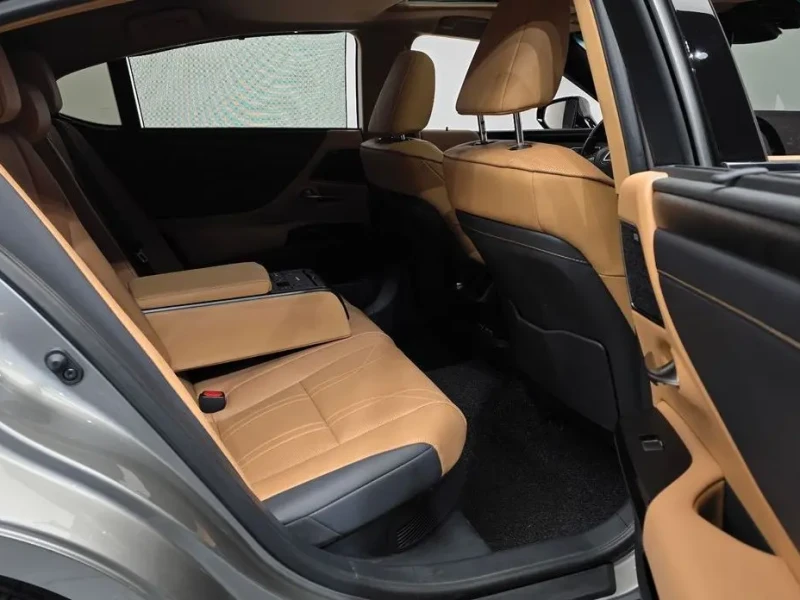 2025 Lexus ES с пробегом 24 592 км