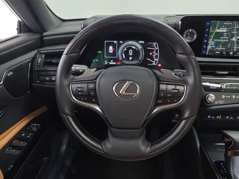 2025 Lexus ES с пробегом 24 592 км