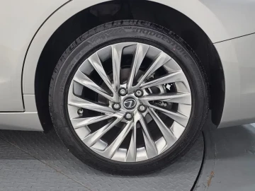 2025 Lexus ES с пробегом 24 592 км