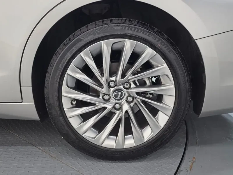 2025 Lexus ES с пробегом 24 592 км