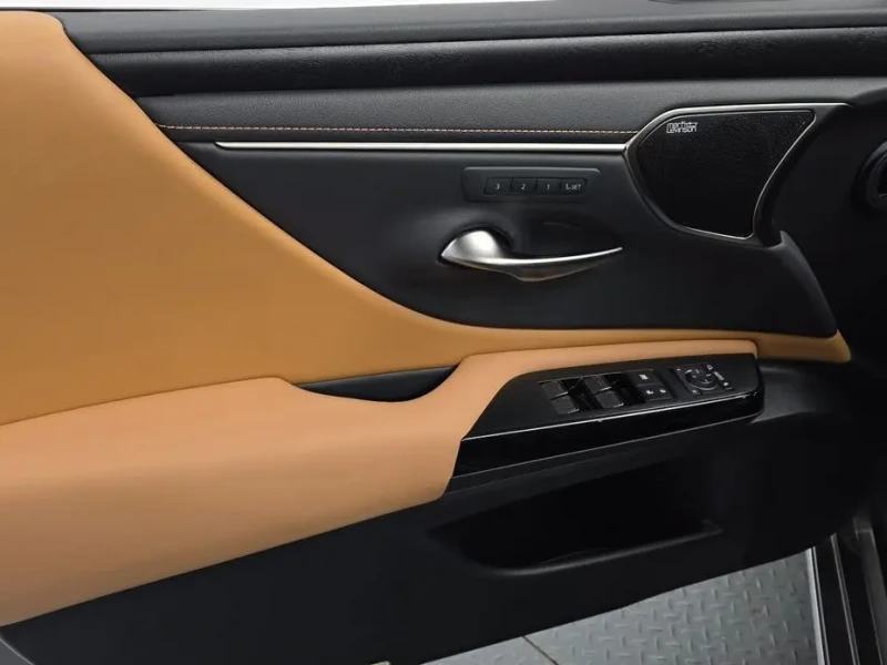 2025 Lexus ES с пробегом 24 592 км