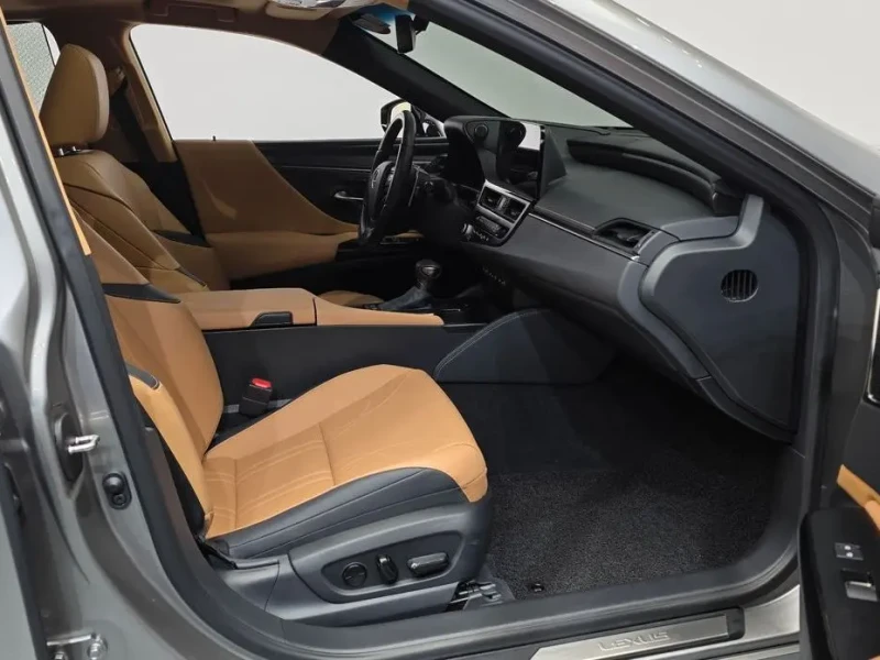 2025 Lexus ES с пробегом 24 592 км