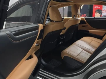 2025 Lexus ES с пробегом 24 592 км