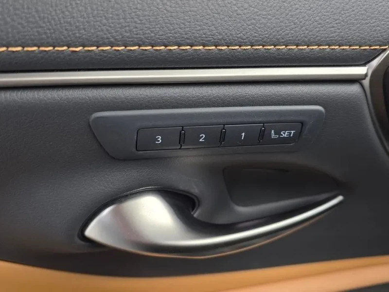 2025 Lexus ES с пробегом 24 592 км