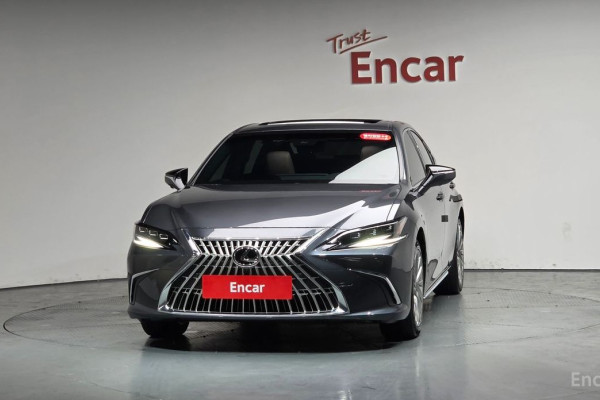 2025 Lexus ES с пробегом 12 446 км