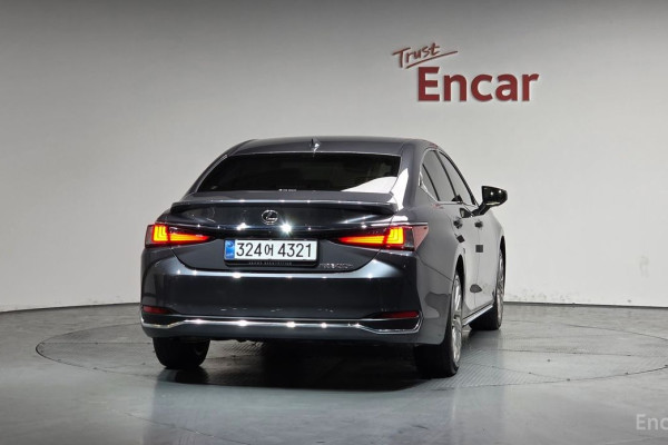 2025 Lexus ES с пробегом 12 446 км