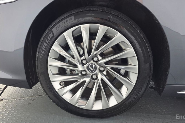 2025 Lexus ES с пробегом 12 446 км