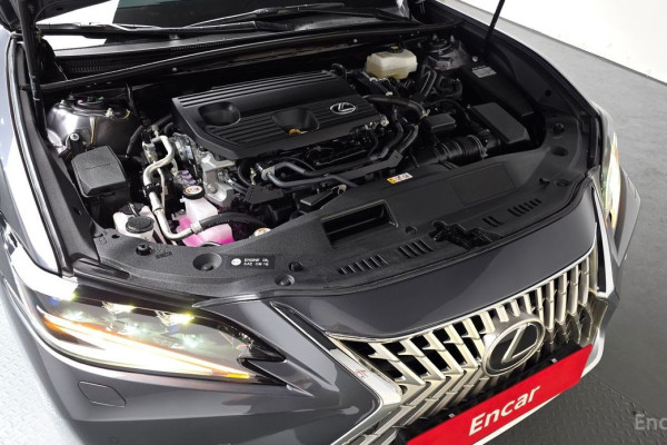 2025 Lexus ES с пробегом 12 446 км