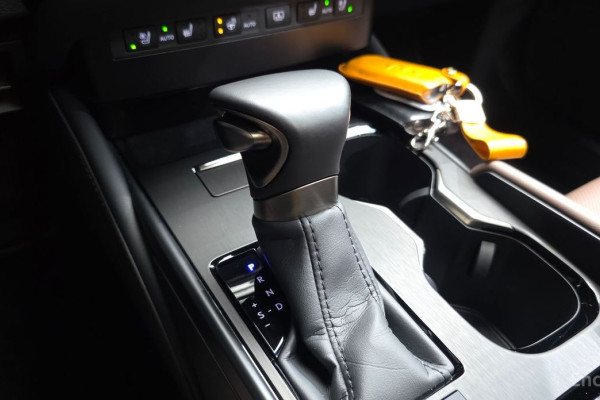 2025 Lexus ES с пробегом 12 446 км