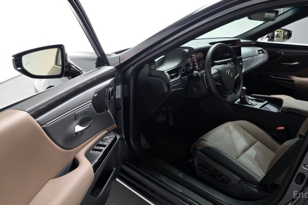 2025 Lexus ES с пробегом 12 446 км