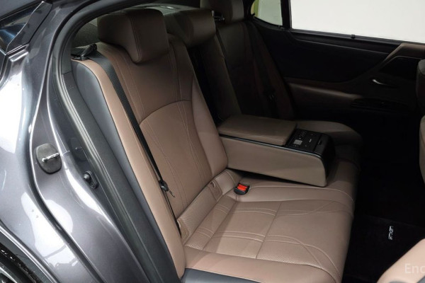 2025 Lexus ES с пробегом 12 446 км